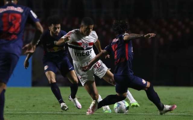 Em jogo com dois p&ecirc;naltis perdidos, S&atilde;o Paulo e Bragantino empatam em 1 a 1 