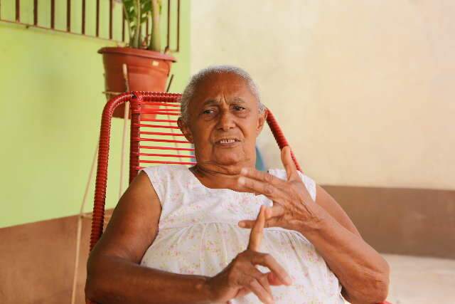 Sem saber ler, Julia diz que sentimento &eacute; de raiva e vergonha durante 80 anos
