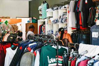 Clientes observam roupas em loja da Capital (Foto: Henrique Kawaminami/Arquivo)
