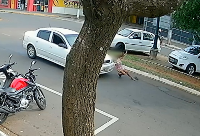 Crian&ccedil;a &eacute; atropelada ao atravessar avenida correndo em Navira&iacute;