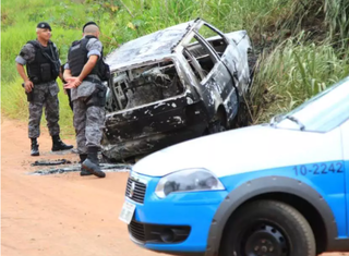 Corpo de Edgar Nunes da Silva foi encontrado em banco traseiro de veículo incendiado (Foto: Marina Pacheco)
