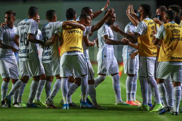 Gr&ecirc;mio encerra jejum de seis derrotas com 2 a 0 sobre o Bahia 