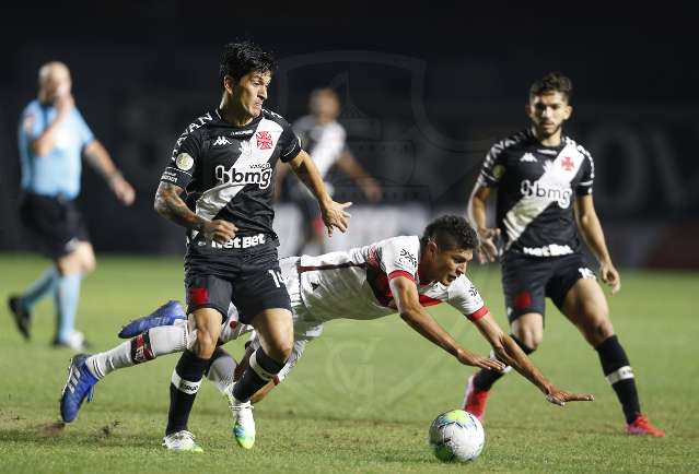 Vasco leva virada do Atl&eacute;tico-GO e perde chance de se aproximar dos l&iacute;deres