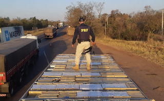 Ap&oacute;s abandonar caminh&atilde;o com 1 t de droga, traficante &eacute; preso pedindo carona 