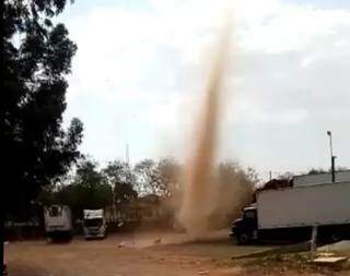 Funcionários do Ceasa registram moinho de poeira no Mata Jacinto( Foto:Direto das Ruas)