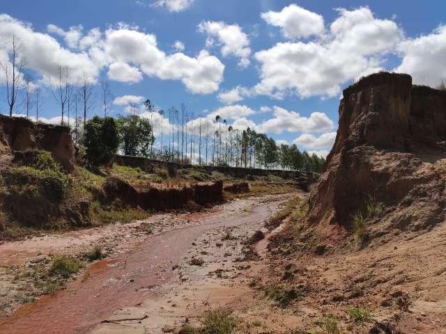 Eros&atilde;o de 10 metros de profundidade atinge len&ccedil;ol fre&aacute;tico em fazenda