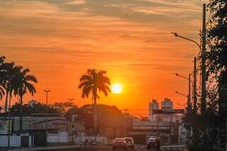 Amanhecer visto da Avenida Fernando Corrêa da Costa, por volta das 6h, já com o sol brilhando forte (Foto: Henrique Kawaminami)