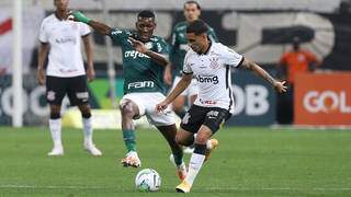 Patrick de Paula, do Palmeiras, disputando bola com Gabriel do Corinthians. (Foto: Cesar Greco) 
