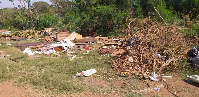 Lixo e at&eacute; pitbull morto em terreno revoltam moradora no Guanandi