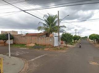 Cruzamento da Rua Humberto Fernandes Lino por onde o condutor do veículo seguia. (Foto: Reprodução/GoogleMaps)