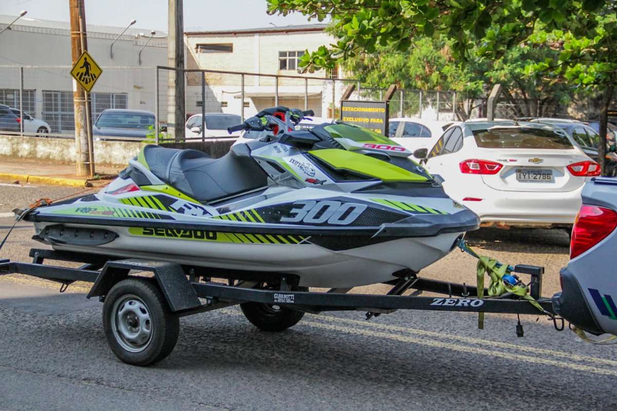 Carros de luxo, jet-ski e R$ 8 milhões: Polícia faz operação