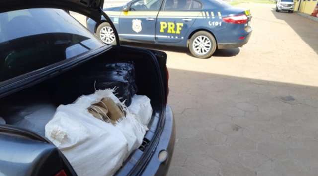 Traficante foge da pol&iacute;cia e abandona carro com maconha avaliada em R$ 300 mil