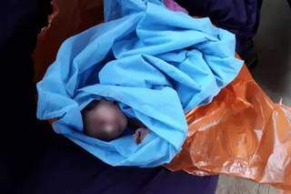 Bebê é um menino que chegou ao hospital em Ponta Porã assim, enroladinho em manta. (Foto: Reprodução/Porã News)