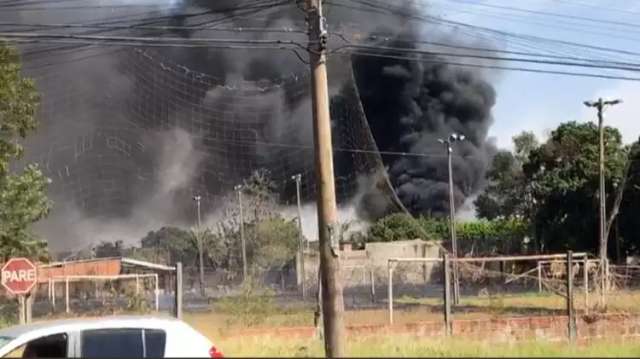 Inc&ecirc;ndio cobre bairro com fuma&ccedil;a preta em Campo Grande