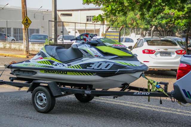 PF apreende de caminh&atilde;o a jet ski em a&ccedil;&atilde;o contra lavagem de dinheiro do tr&aacute;fico 
