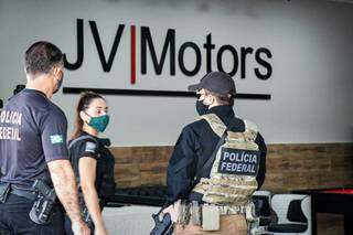 Policiais federais na JV Motors, garagem de veículos de luxo que, segundo as investigações, servia de fachada para lavar dinheiro. (Foto: )