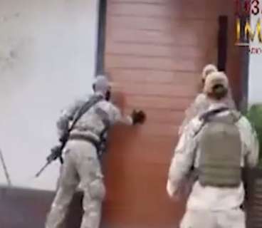 Polícia usa barra de ferro para invadir mansão de traficantes na fronteira