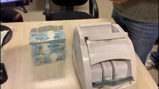 Dinheiro apreendido em um dos endereços visitados (Foto: PF/Divulgação)