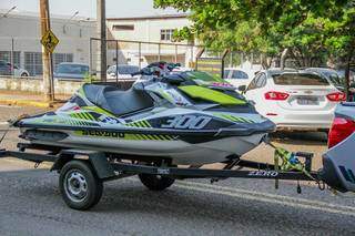 Jet ski é levado para a Superintendência da Polícia Federal de Campo Grande. (Foto: Silas Lima)