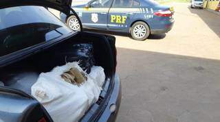 Traficante foge da pol&iacute;cia e abandona carro com maconha avaliada em R$ 300 mil