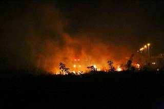 Até a noite dessa sexta-feira, o fogo consumia terreno ao lado do IFMS (Foto: Paulo Francis)