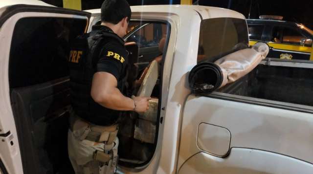 Traficante tenta atropelar policiais e abandona Hilux carregada com maconha
