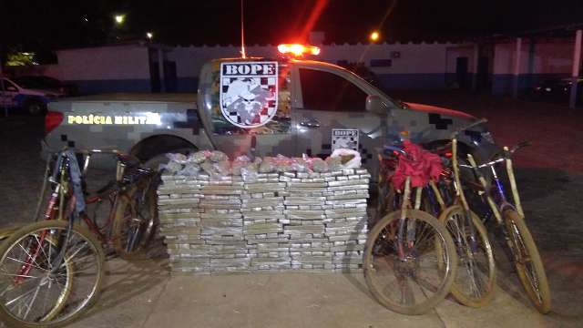Traficantes fogem de barreira e abandonam 5 bicicletas com quase 300 kg de droga