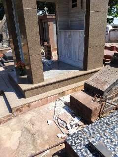Ladr&otilde;es de cemit&eacute;rio destroem tumulos e esquecem at&eacute; p&eacute; de cabra, diz leitora