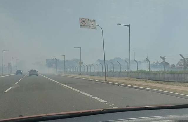 Inc&ecirc;ndio em terreno deixa Duque de Caxias coberta de fuma&ccedil;a