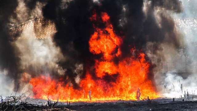 Vizinhos perdem cadeiras e brinquedos ap&oacute;s fogo em terreno