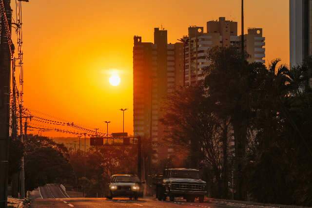 Calor&atilde;o segue, com sol ardendo na pen&uacute;ltima sexta de inverno