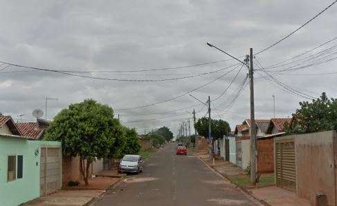 Mulher &eacute; socorrida por vizinhos ap&oacute;s levar 5 facadas na Capital 