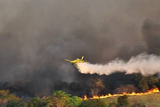 Aeronave despeja água para conter chama em Alcinópolis (Foto: Marcos Antônio dos Reis)