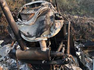Destroço do helicóptero que caiu em fazenda de Ivinhema. (Foto: Divulgação)