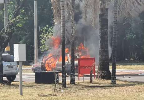 Ve&iacute;culo fica destru&iacute;do ao pegar fogo na rotat&oacute;ria da Via Parque
