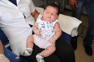 As roupinhas de recém-nascido não serviram em Marcos Gabriel, que chegou de surpresa para a família. (Foto: Divulgação/Ascom Santa Casa)
