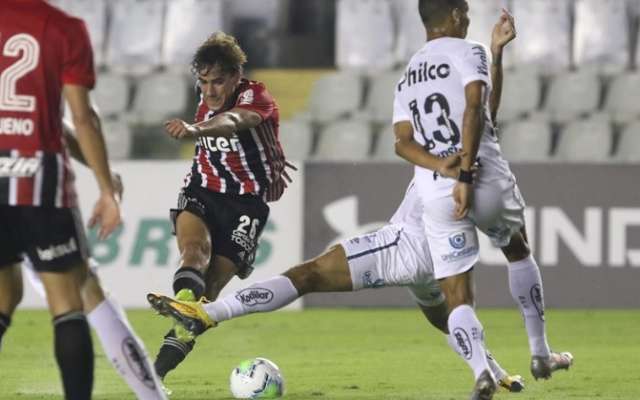 Santos e S&atilde;o Paulo empatam cl&aacute;ssico com dois gols de Sara e brilho de Marinho