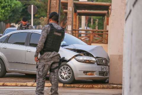 Choque persegue bandidos, baleia um e outro é ferido após carro bater em muro