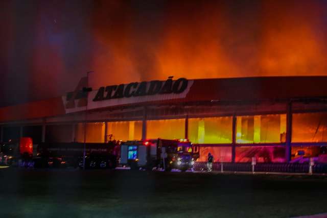 Fogo alto no Atacad&atilde;o consome produtos e produz fuma&ccedil;a vista &agrave; dist&acirc;ncia