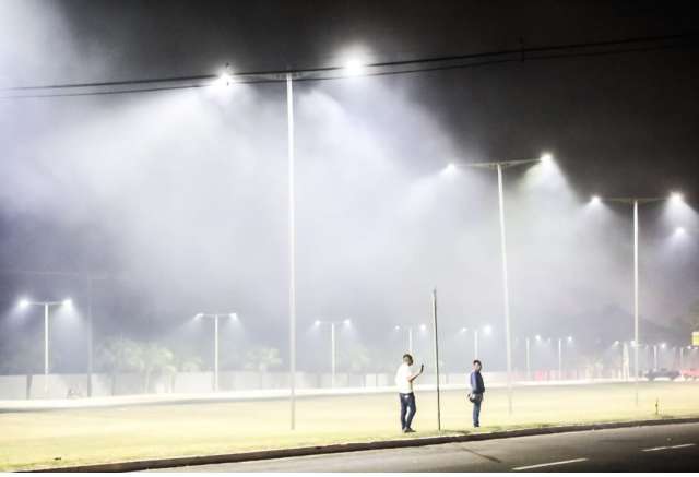 Nuvem de fuma&ccedil;a cobre avenida e bombeiros montam guarda para proteger vizinhos