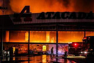 Atacadista é devorado pelo fogo desde às 17h deste domingo em Campo Grande. (Foto: Marcos Maluf)