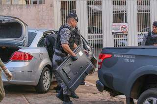 Policial com televisão apreendida com os ladrões. (Foto: Marcos Maluf)