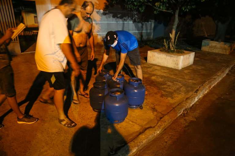 Vizinhos levam botijões com medo de explosões (Foto: Marcos Maluf)