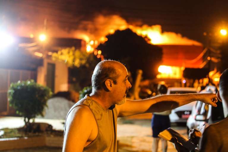 Morador alertando sobre perigo das chamas (Foto: Marcos Maluf)