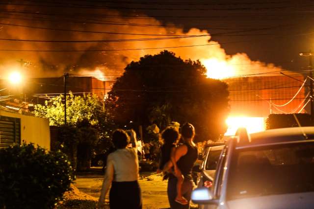 Inc&ecirc;ndio chega ao estoque do Atacad&atilde;o e causa explos&otilde;es no pr&eacute;dio