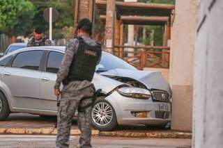 Veículo bateu em muro durante perseguição, após policiais dispararem tiros nos pneus. (Foto: Marcos Maluf)