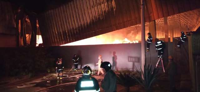 Em chamas desde &agrave;s 17 horas, estrutura de atacadista cede na Duque de Caxias
