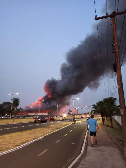Imagem enviada pela leitora Gabriela Cardoso mostra momento em que chamas começaram a tomar conta do prédio do Atacadão