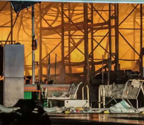 Fogo acabou com o Atacad&atilde;o: veja cenas de um dos piores inc&ecirc;ndios da Capital