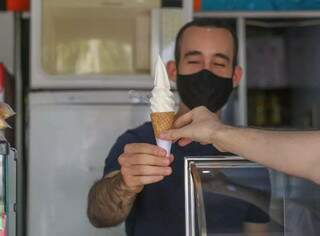 Nem o Lado B escapou dos R$ 3 pagos pelo gelado de baunilha (Foto: Marcos Maluf)